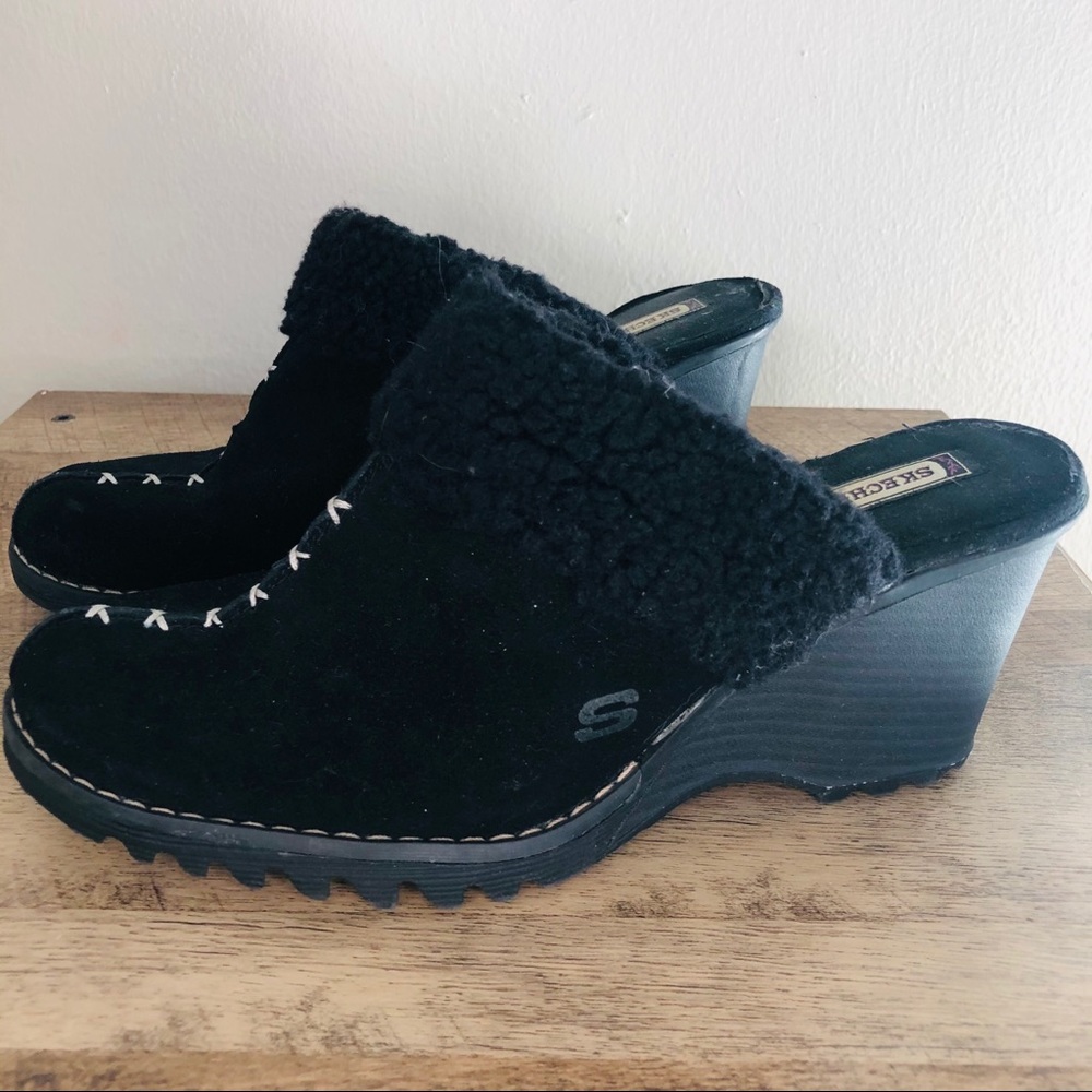 Skechers slip on with faux fur Sz 9.5